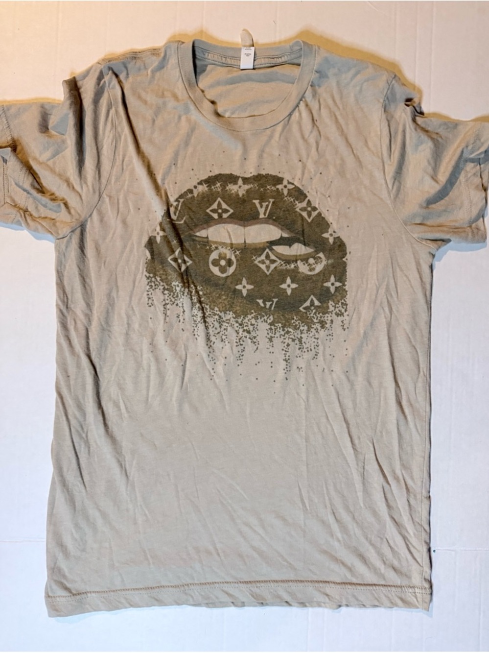 Women's Short-Sleeve Graphic Tee in Light Khaki with Olive Motif